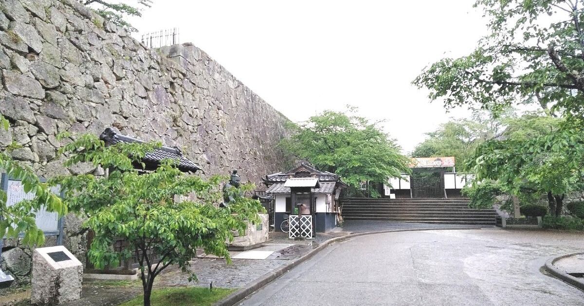 津山市山下、さくら名所100選にも選ばれている津山城の入口風景