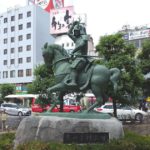 上田市天神1丁目、JR上田駅前に建つ真田幸村公騎馬像