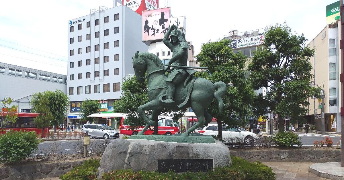 上田市天神1丁目、JR上田駅前に建つ真田幸村公騎馬像