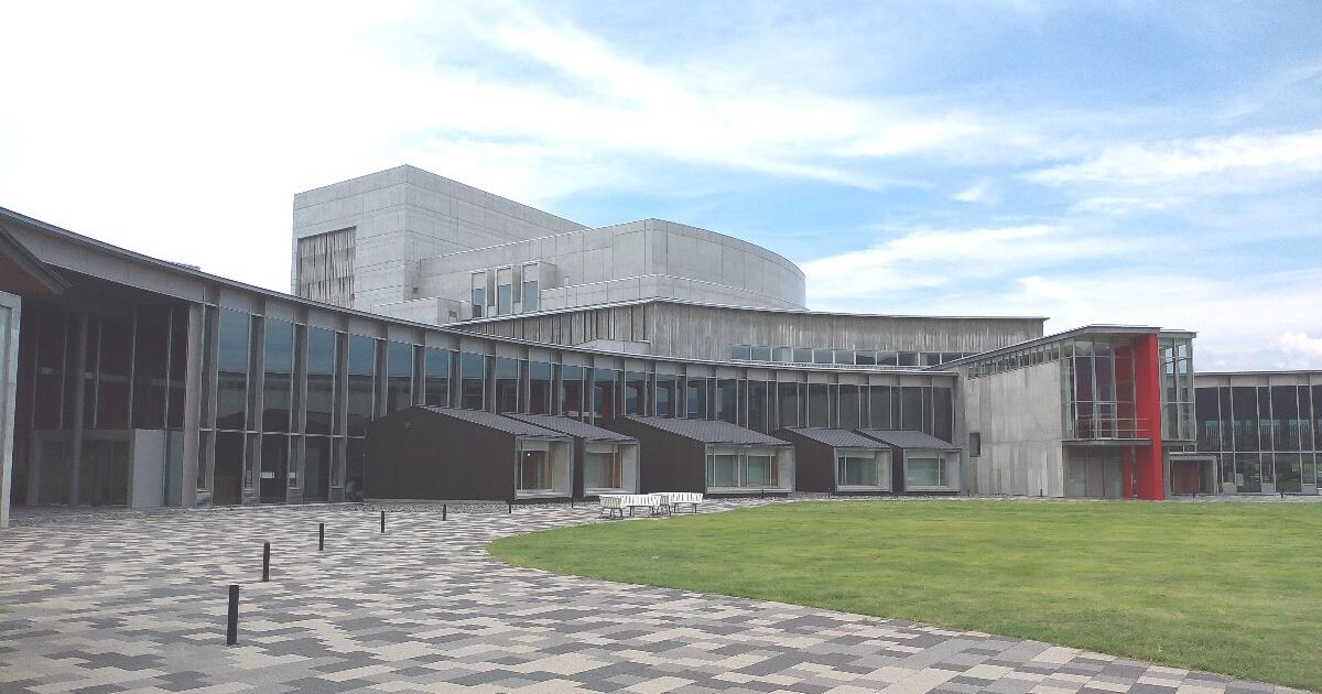 上田市天神3丁目、2014年に開館した上田市交流文化芸術センター（サントミューゼ）