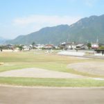 上田市二の丸、上田城の広大な堀跡に作られている上田城跡公園 陸上競技場