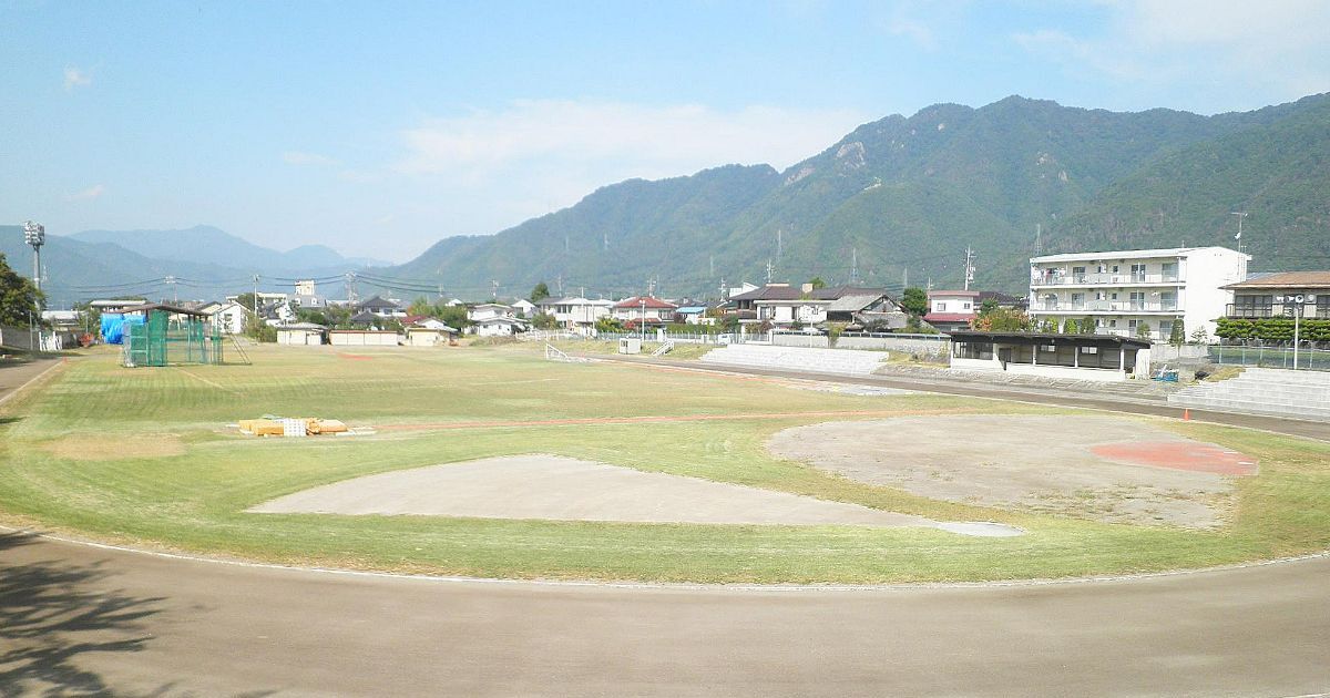 上田市二の丸、上田城の広大な堀跡に作られている上田城跡公園 陸上競技場