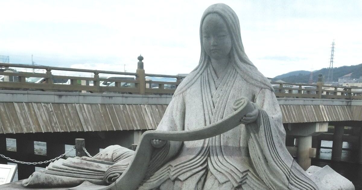 宇治市宇治蓮華、宇治橋の西詰に建つ紫式部の石像