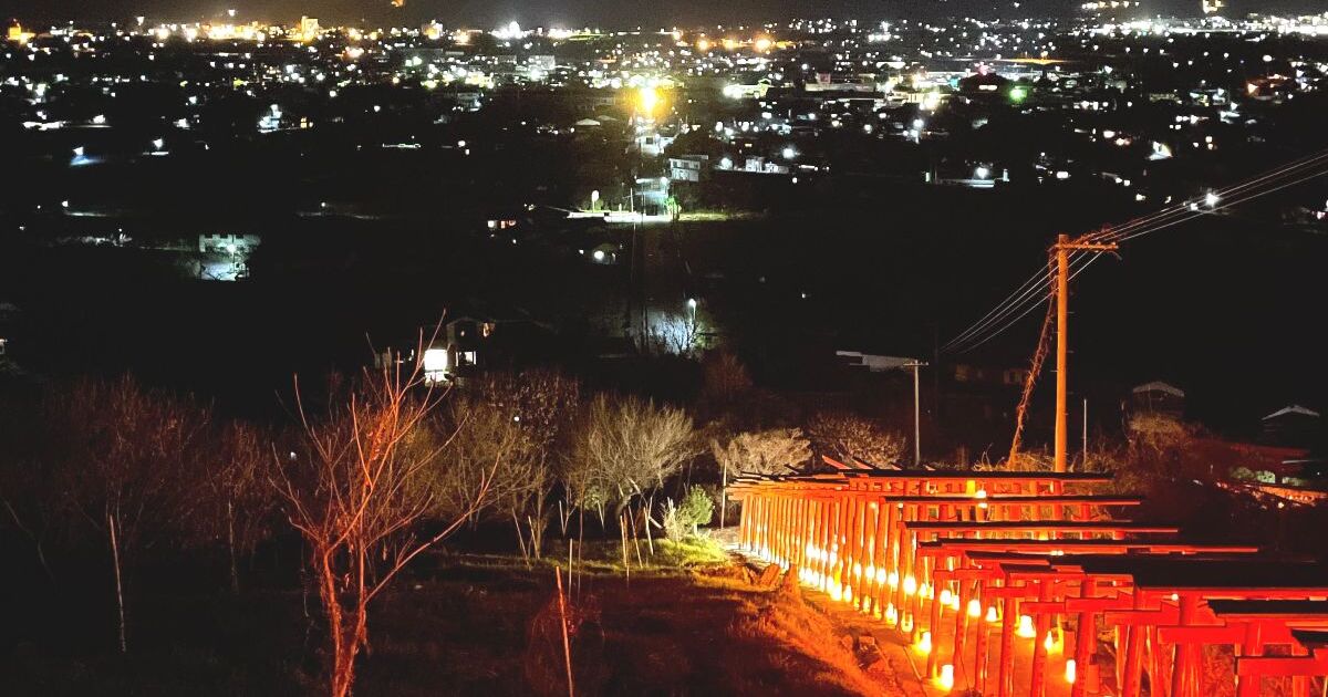 うきは市浮羽町、浮羽稲荷神社の名所、ライトアップされた100基近い鳥居から望む夜景