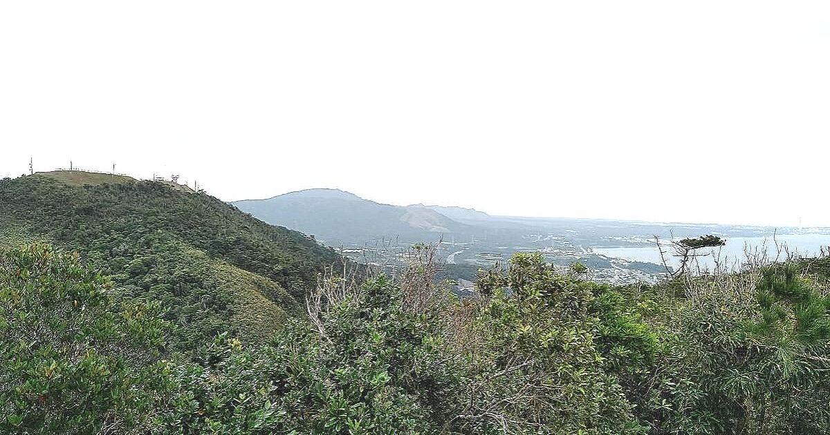 うるま市石川、恩納村と金武町にまたがる石川岳から見える風景