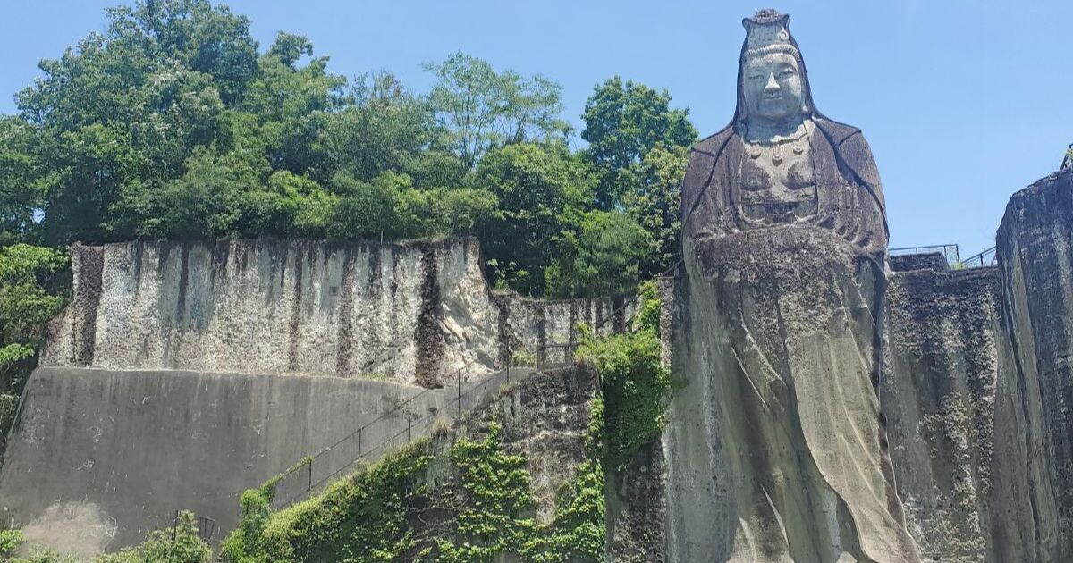 宇都宮市大谷町、大谷石の採掘場跡地の岩壁に彫られ、日本最古の石仏と言われる高さ約27mの平和観音