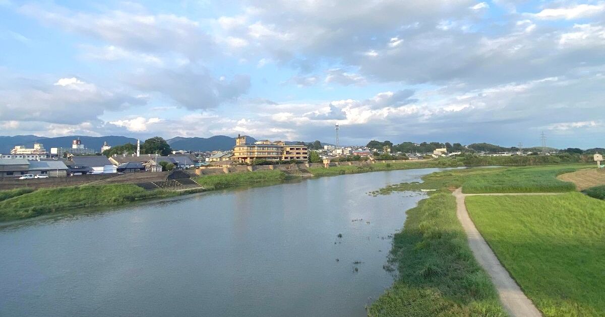山鹿市内を流れる菊池川の風景