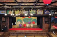 山鹿市山鹿、明治43年に建てられ、江戸時代からの伝統的な芝居小屋の風景を今に伝える八千代座（国指定重要文化財）