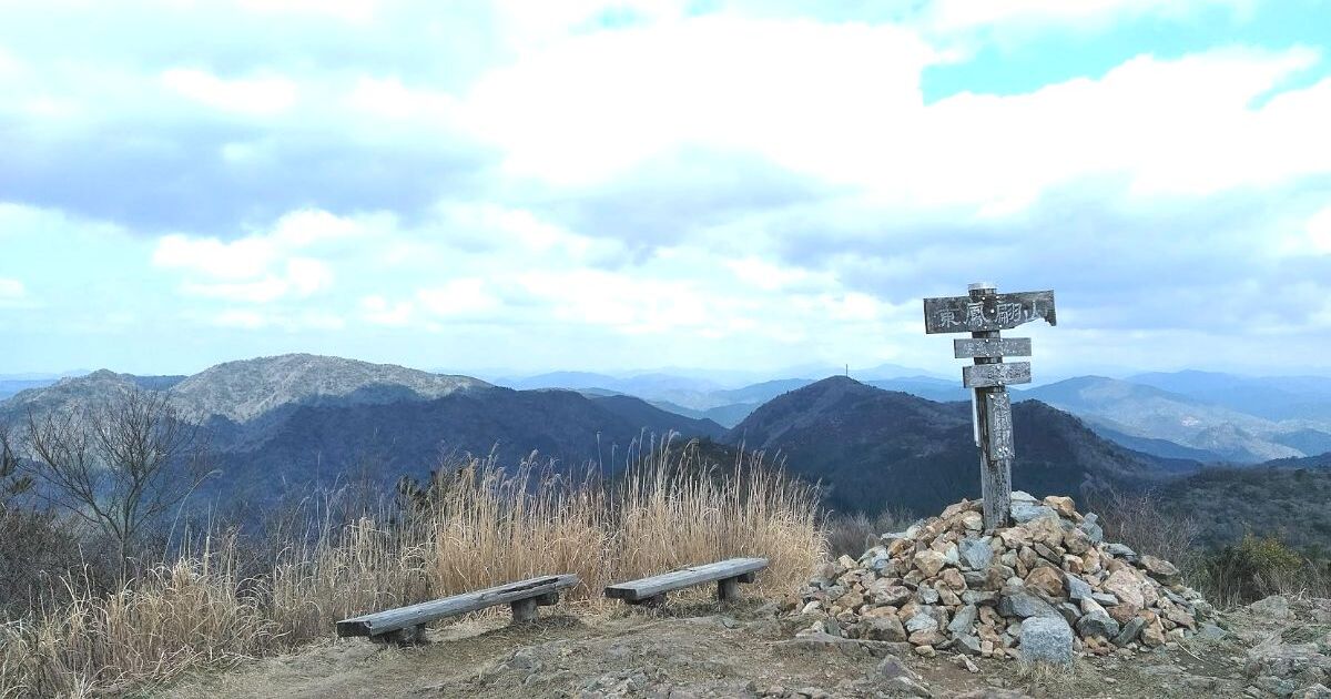 山口市から萩市にまたがり、長門山地の新日本百名山の一座、東鳳翩山 頂上からの風景（標高734m）