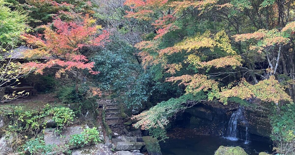 八女市黒木町、もみじ谷とも呼ばれ、秋には一面が紅葉に包まれる山中渓谷公園