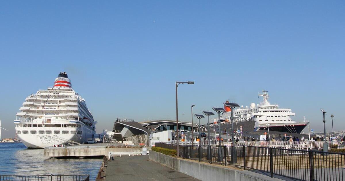 横浜市中区、大さん橋国際客船ターミナルの風景