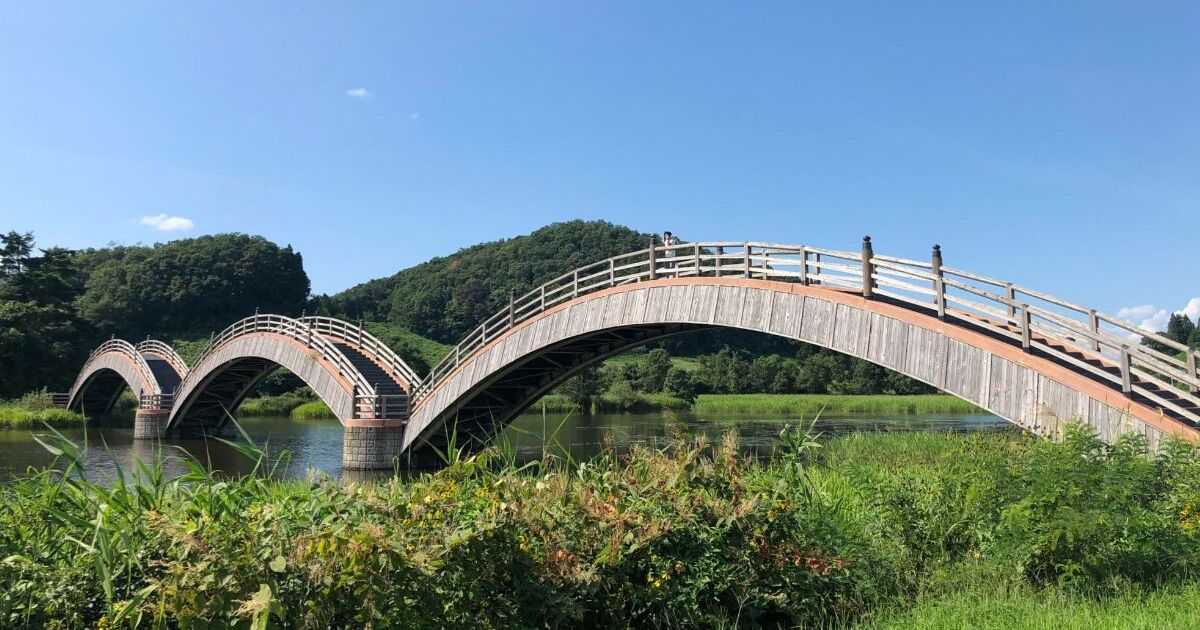 横手市金沢、後三年の役の古戦場跡にある歴史公園、平安の風わたる公園の雁がね橋の風景