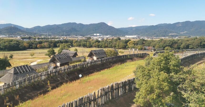 吉野ヶ里町田手、弥生時代の暮らしの風景が再現されている国の特別史跡、吉野ヶ里歴史公園と山並みの風景