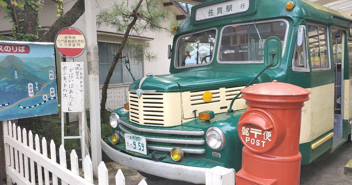 由布市湯布院町川上、昭和時代のレトロな車、昔の映画やドラマで使用された車などが並ぶ、九州自動車歴史館の風景