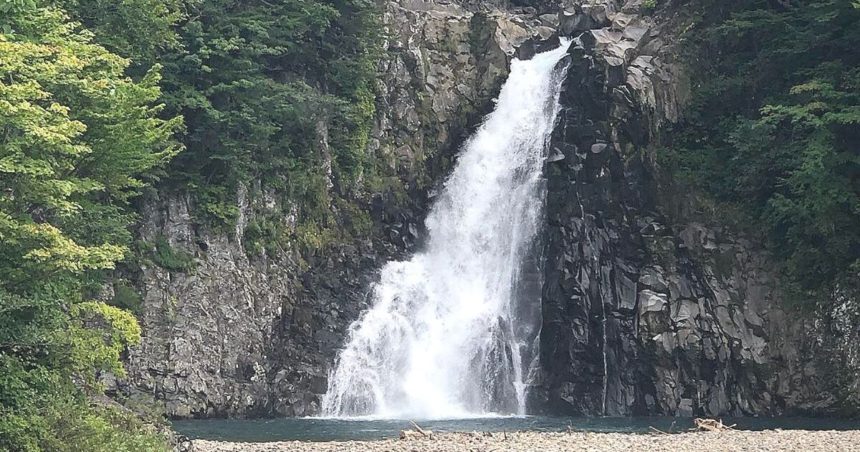 由利本荘市鳥海町、日本の滝百選にも選ばれている法体の滝