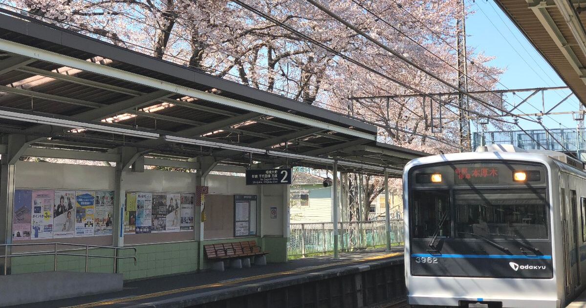 座間市入谷西、小田急小田原線の座間駅、ホームの風景