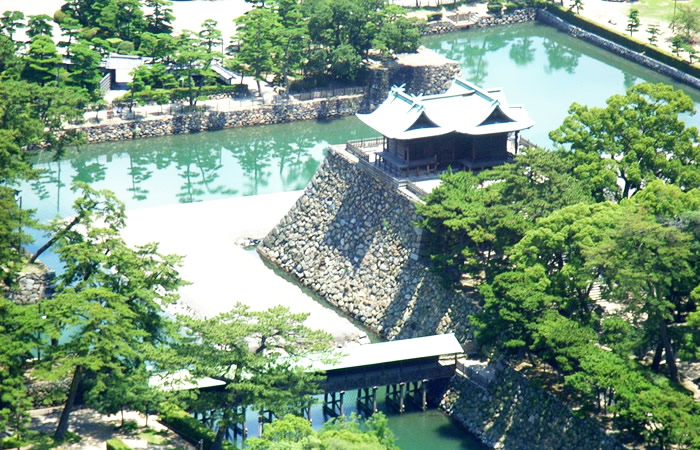 高松城の本丸、天守台と内堀