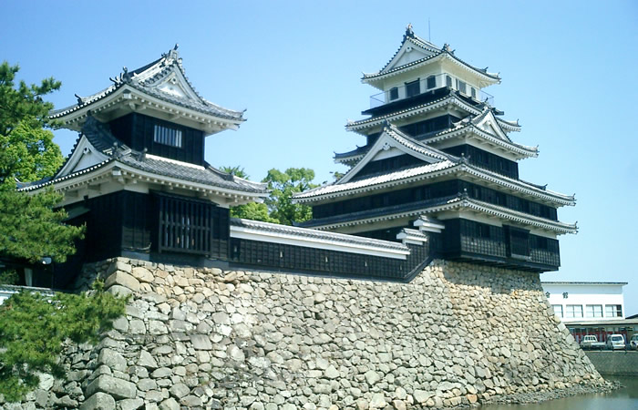 中津城の模擬天守と櫓