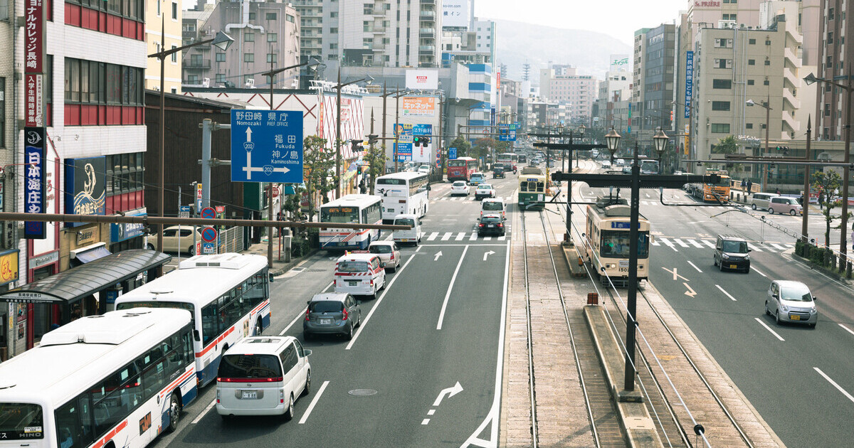 長崎県長崎市、車が多く走る長崎駅前の風景