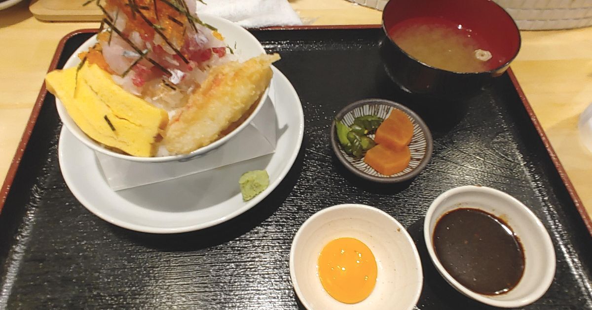 福岡市中央区大名の大衆食堂、うめぼしの人気メニュー、海鮮のっけ飯