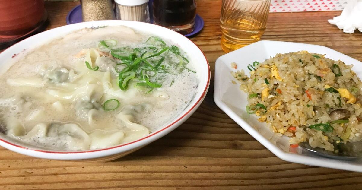 福岡市中央区高砂、めんとく屋の人気メニュー、ワンタンメンとチャーハンのセット