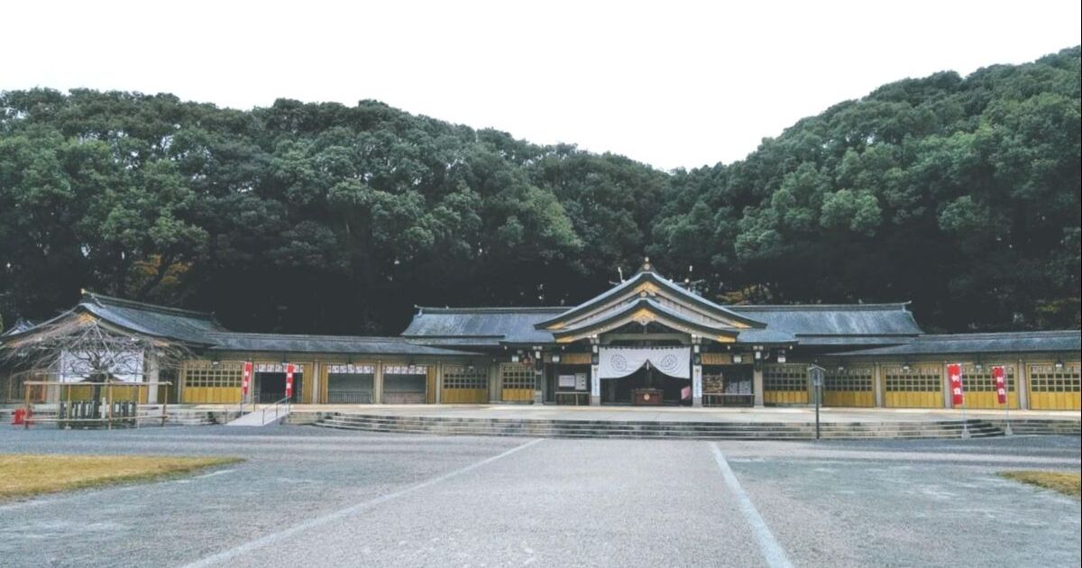 福岡市中央区六本松、大濠公園に隣接する福岡縣護國神社の風景