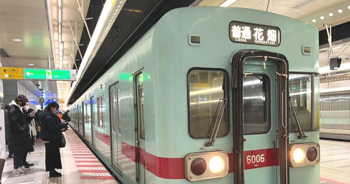 福岡市中央区天神、西鉄天神大牟田線、西鉄福岡(天神)駅のホーム風景