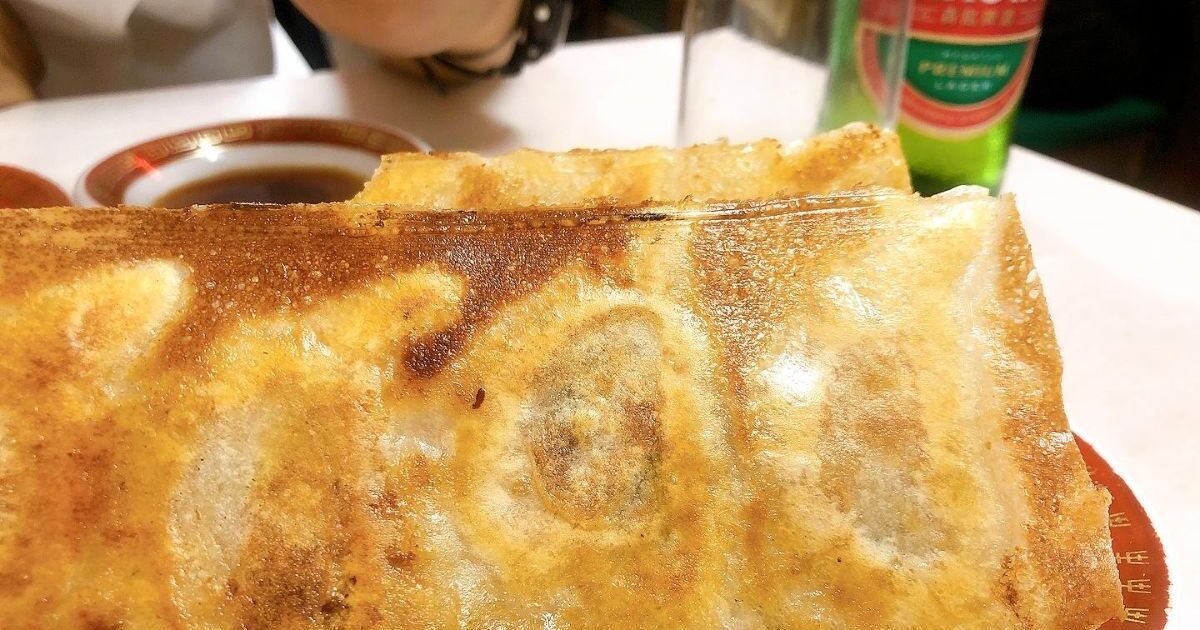 福岡市中央区薬院、1988年創業の餃子専門店、餃子 李の大きな羽根付き餃子
