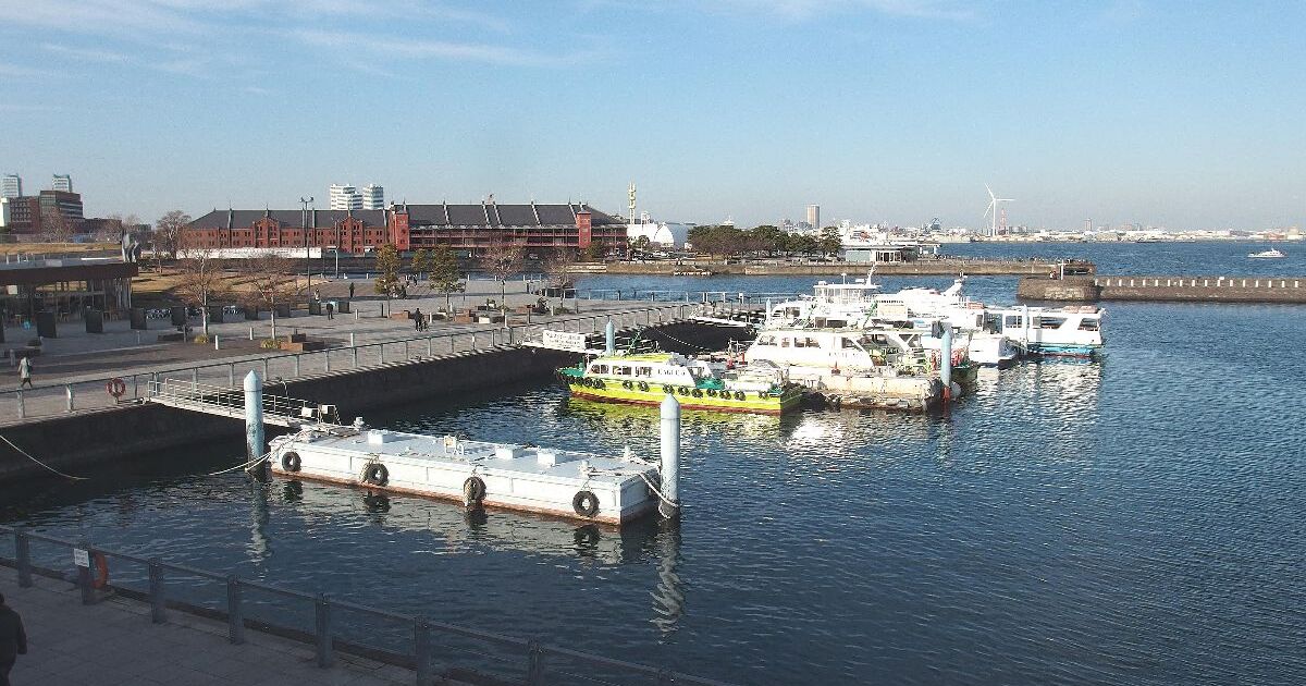 横浜市中区海岸通、象の鼻パークから眺める赤レンガ倉庫