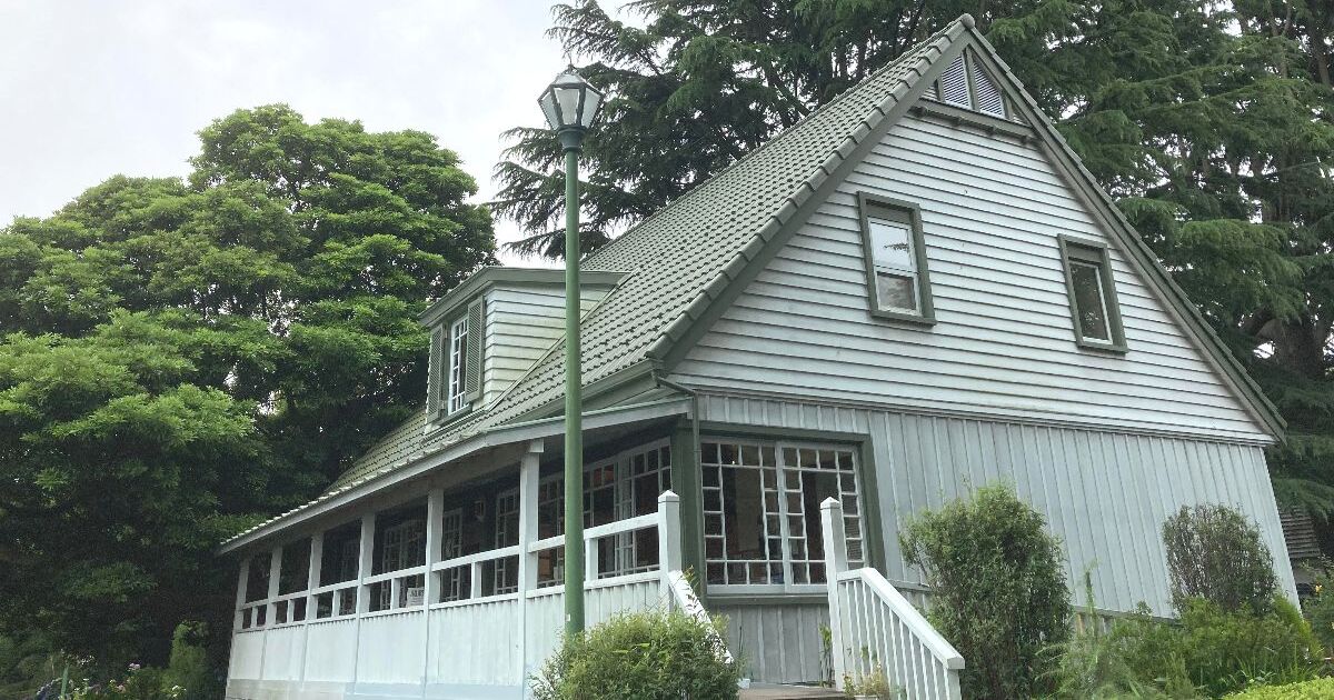 横浜市中区山手町、明治時代に日本のテニス発祥の地となった横浜山手公園の白亜ロッジ