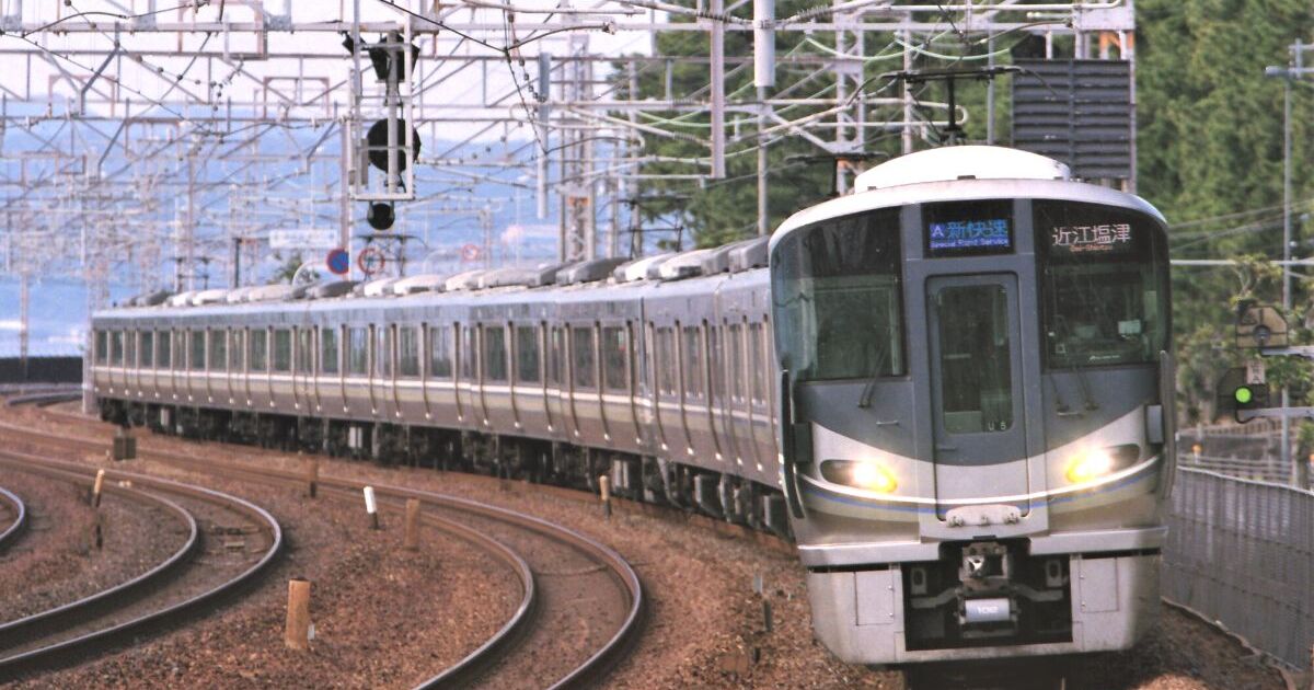大阪方面へと走るJR京都線、新快速電車の風景