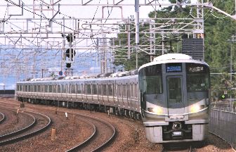 大阪方面へと走るJR京都線、新快速電車の風景