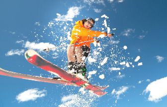 冬のスキー場でウィンタースポーツを楽しむ男性
