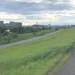 足立区日ノ出町、地域で親しまれる癒しのスポット、荒川土手の風景
