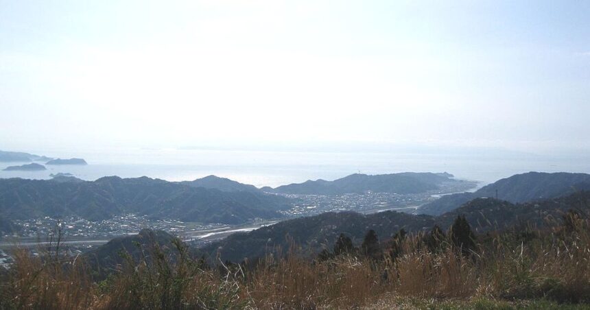 有田川町の千葉山山頂から望む紀伊水道の風景