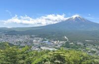 富士吉田市の街並みと富士山の風景