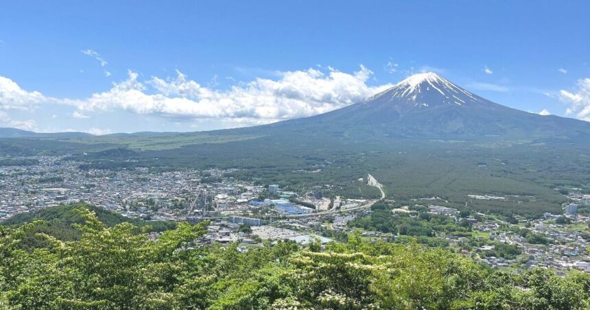 富士吉田市の街並みと富士山の風景