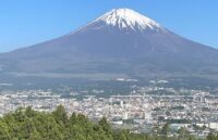 御殿場市の街並みと富士山の風景