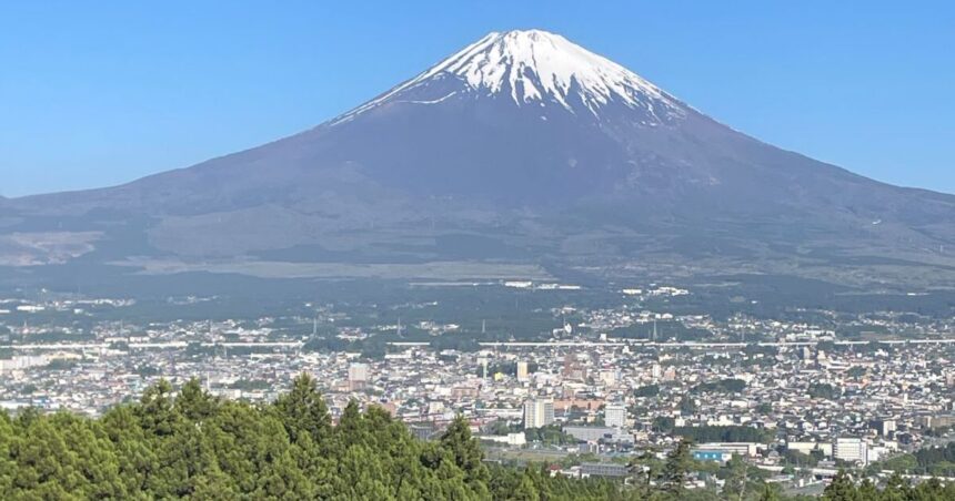 御殿場市の街並みと富士山の風景