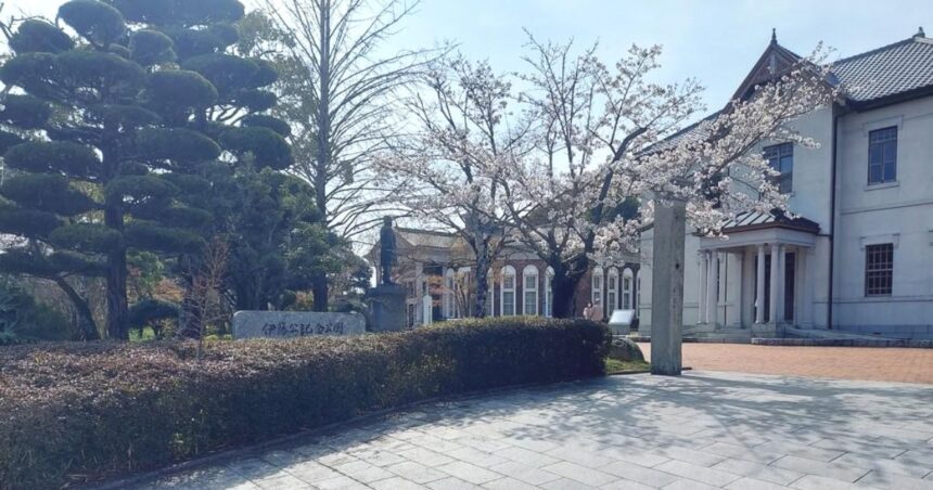 光市束荷、初代内閣総理大臣である伊藤博文の故郷に建てられている、伊藤公資料館