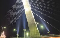 氷見市北大町、上庄川河口の大きな斜張橋、比美乃江大橋の夜の風景（高さ51m）