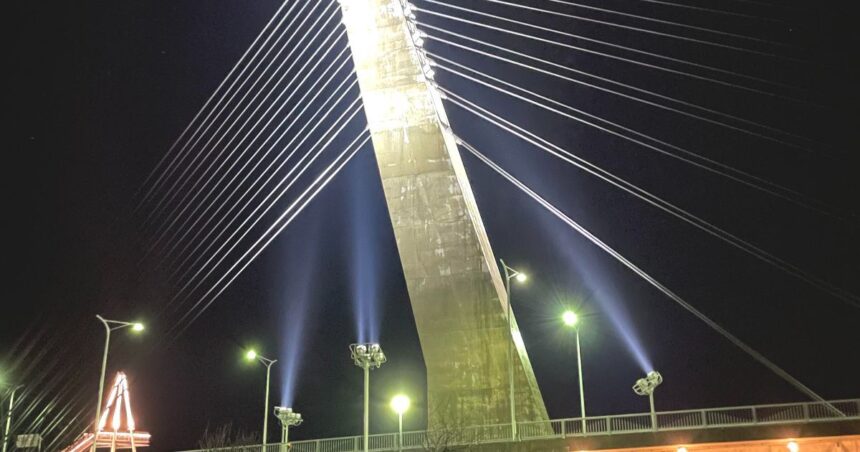 氷見市北大町、上庄川河口の大きな斜張橋、比美乃江大橋の夜の風景（高さ51m）
