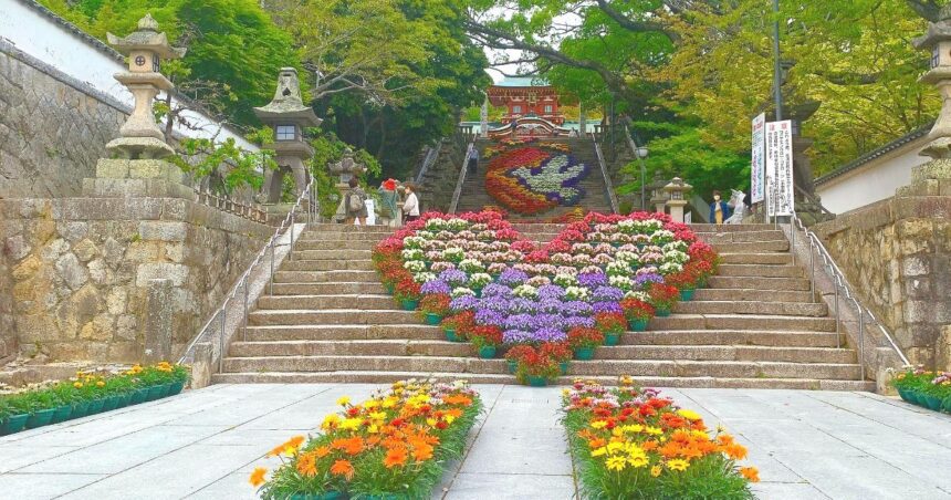防府市松崎町、日本三大天満宮にも数えられ、大石段の花回廊も見所になっている防府天満宮