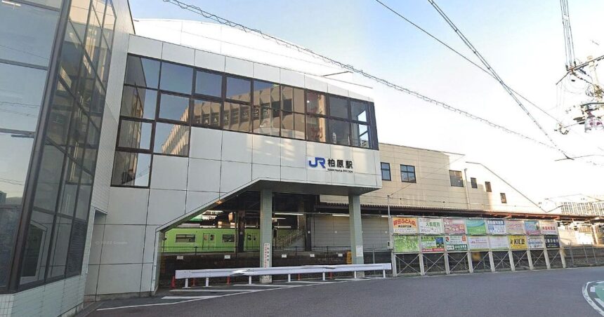柏原市上市、JR大和路線、近鉄大阪線も乗り入れる柏原駅の風景