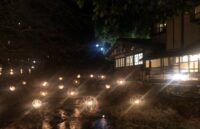 南小国町の黒川温泉、冬から春にかけて行われている鞠灯篭のライトアップ、湯あかりの風景