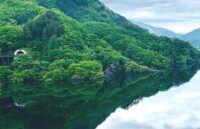 長野原町与喜屋、まるで鏡のような湖面が美しい、八ッ場ダムの風景