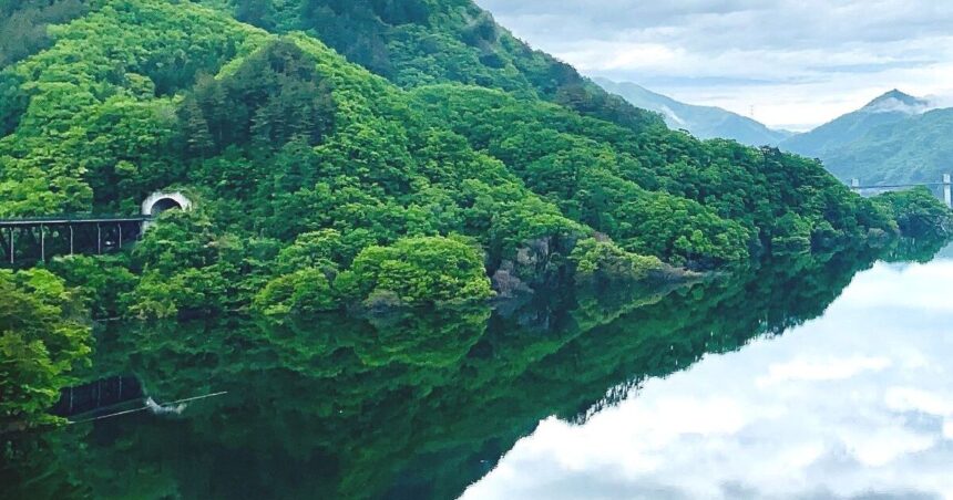 長野原町与喜屋、まるで鏡のような湖面が美しい、八ッ場ダムの風景