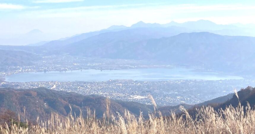 岡谷市と塩尻市にまたがる高ボッチ高原から見おろす諏訪湖の風景