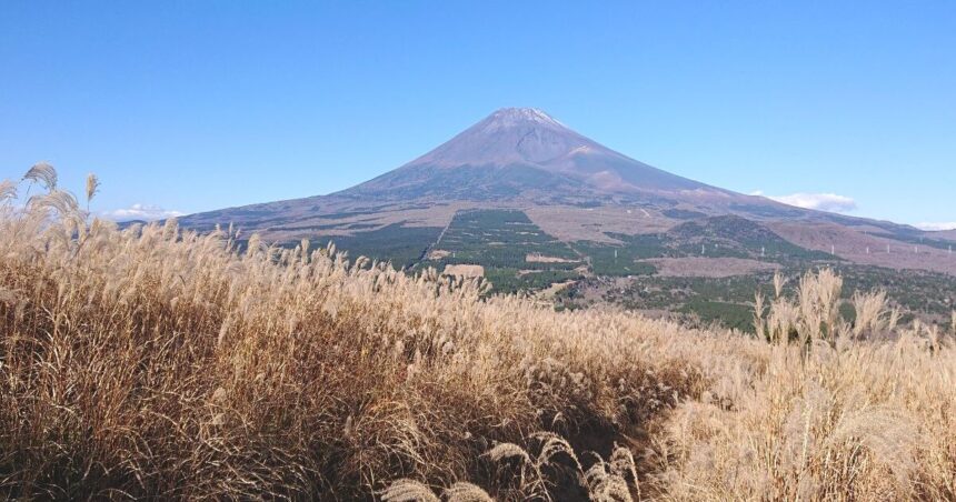 裾野市須山、十里木高原登山口から見える雄大な富士山の風景