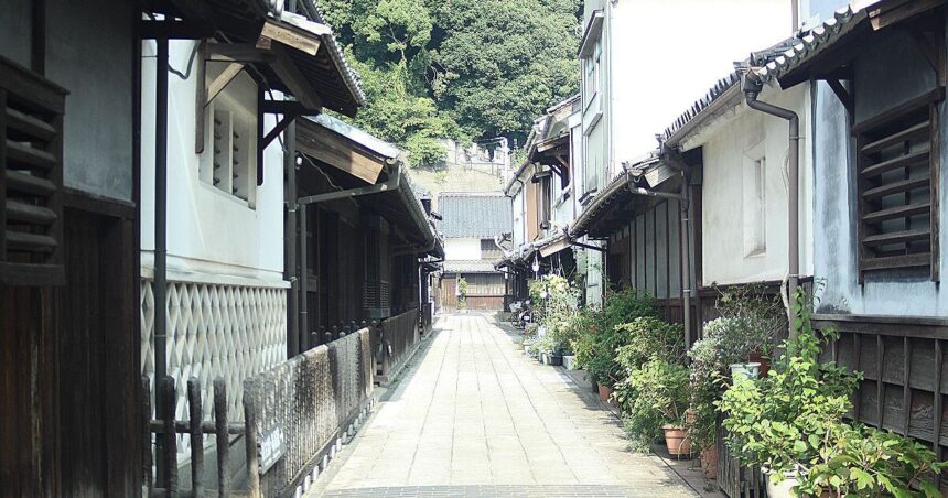 竹原市本町、江戸時代後期の雰囲気を今に伝える、たけはら町並み保存地区の風景（国の重要伝統的建造物群保存地区）